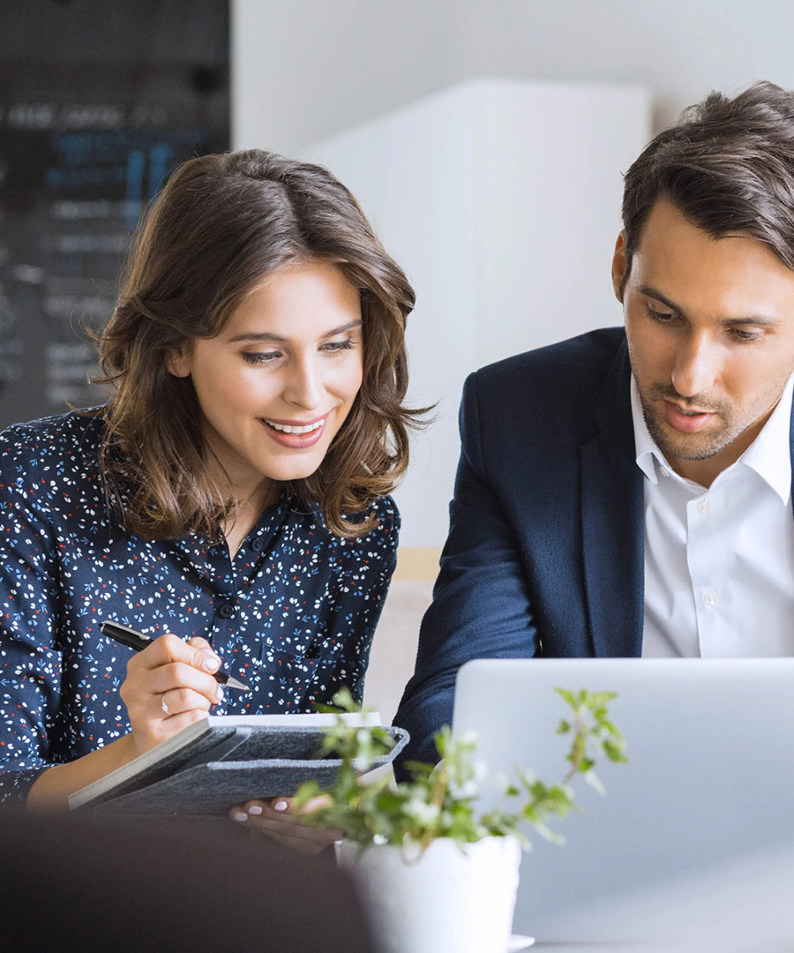 Image représentant un homme professionnel dans un bureau moderne, profondément engagé dans son travail. L&#039;homme, qui a la tête chauve et la barbe, porte une chemise bleue et tient un stylo, avec diverses images architecturales en arrière-plan. Cette image représente le dévouement de GFT à l&#039;excellence professionnelle et à l&#039;analyse réfléchie.