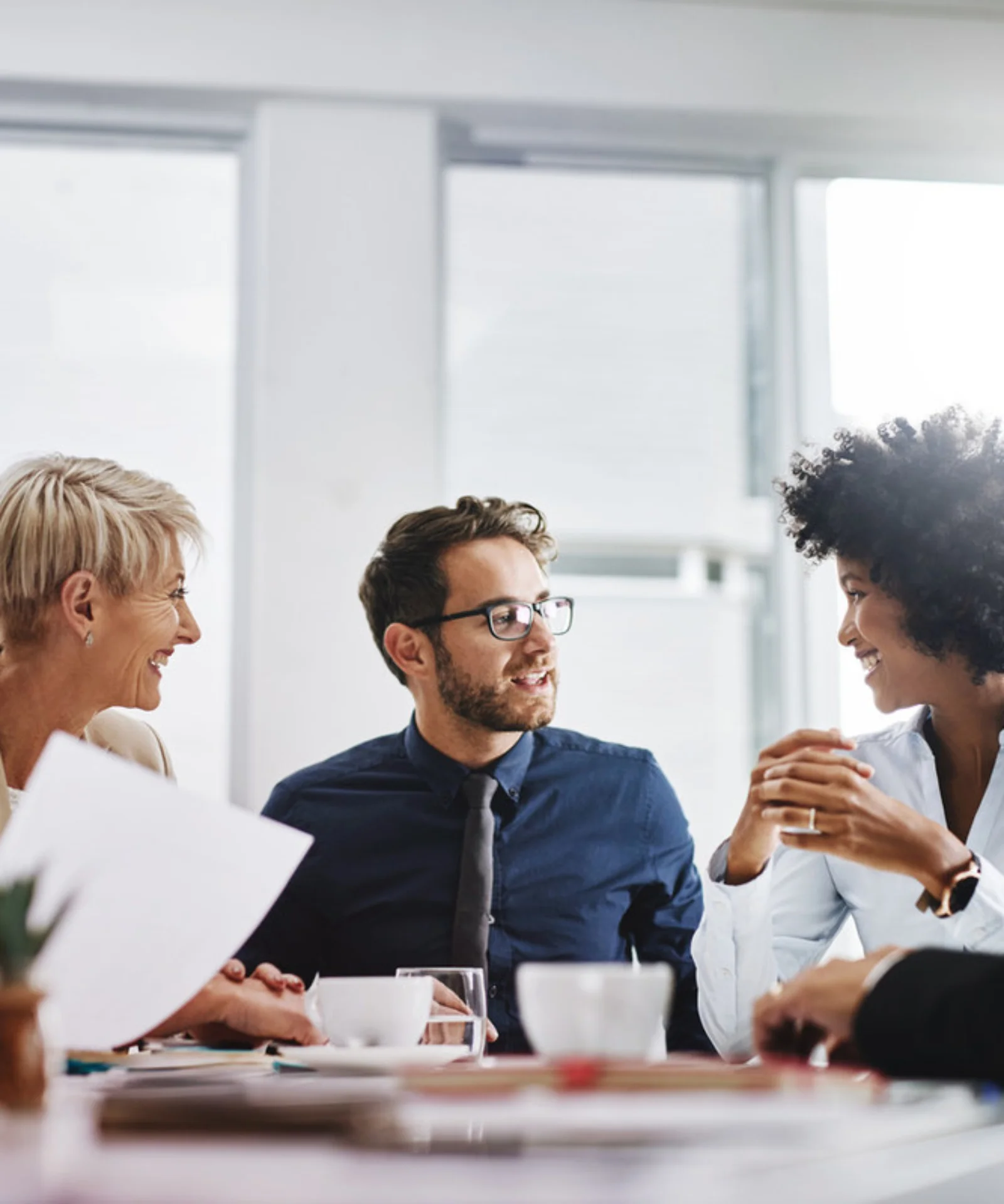 En GFT, el trabajo en equipo impulsa la innovación. Esta imagen muestra a un grupo diverso de profesionales colaborando en una reunión, lo que resalta la cultura inclusiva, creativa e innovadora que impulsa el éxito de GFT en la entrega de soluciones digitales de vanguardia.