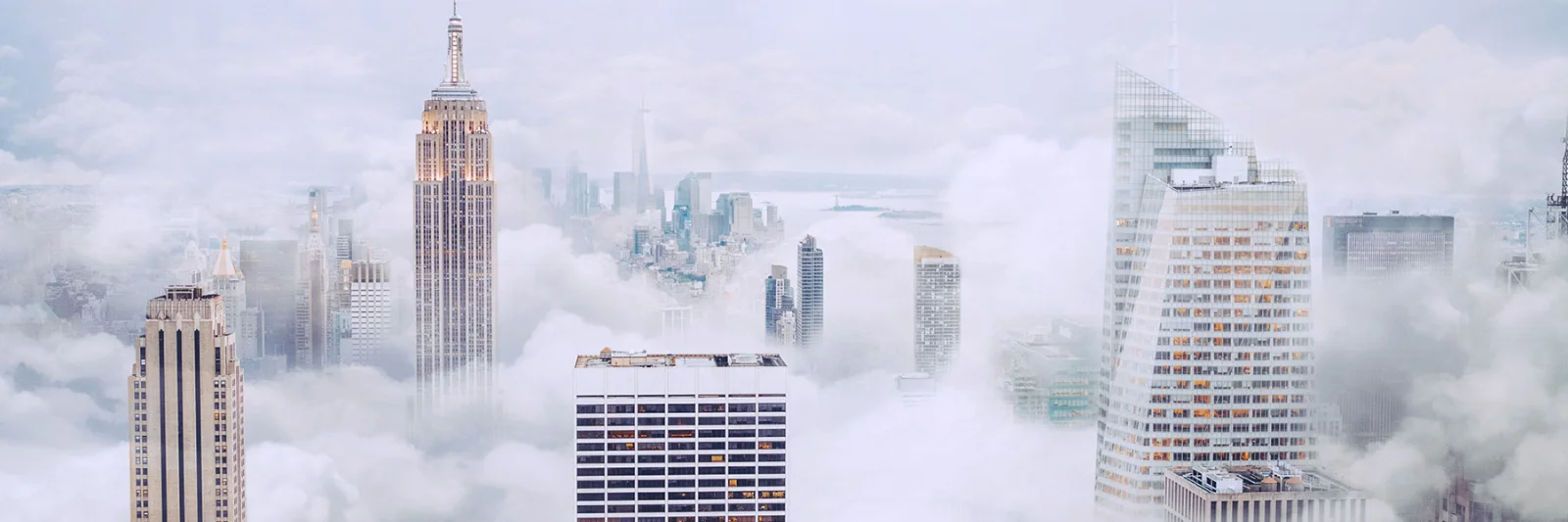 Skyline der Wolkenkratzer über den Wolken