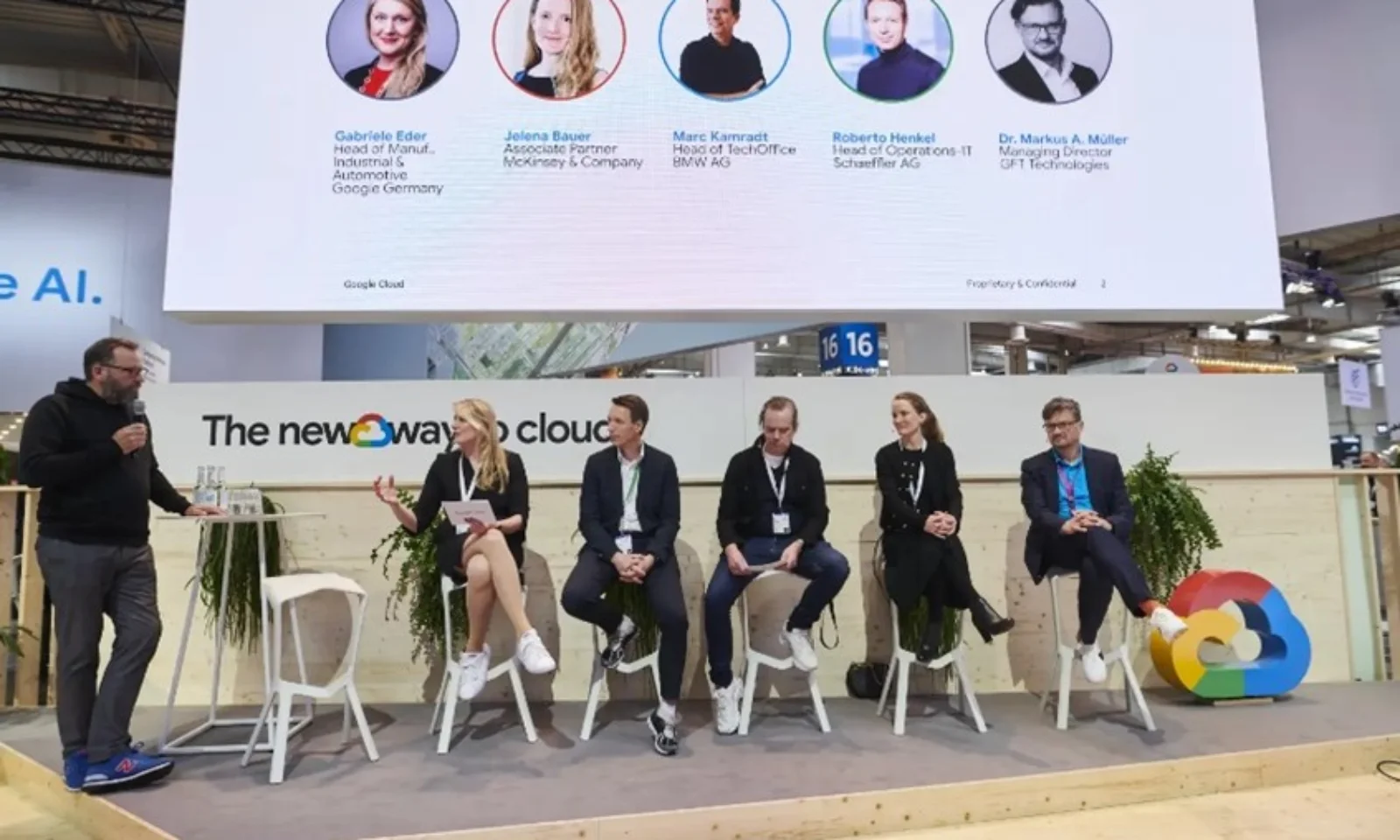 Eine Podiumsdiskussion auf der Hannover Messe 2023, bei der Experten aus verschiedenen Unternehmen, darunter Dr. Markus Müller von GFT Technologies, ihre Perspektiven zur Zukunft der Cloud-Technologien teilen.