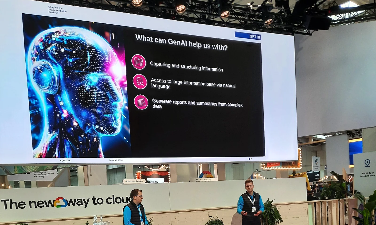 Präsentation auf der Hannover Messe 2024 mit Fokus auf GenAI. Zwei Referenten stehen auf der Bühne vor einer großen Leinwand, die die Einsatzmöglichkeiten von Generative AI erklärt.