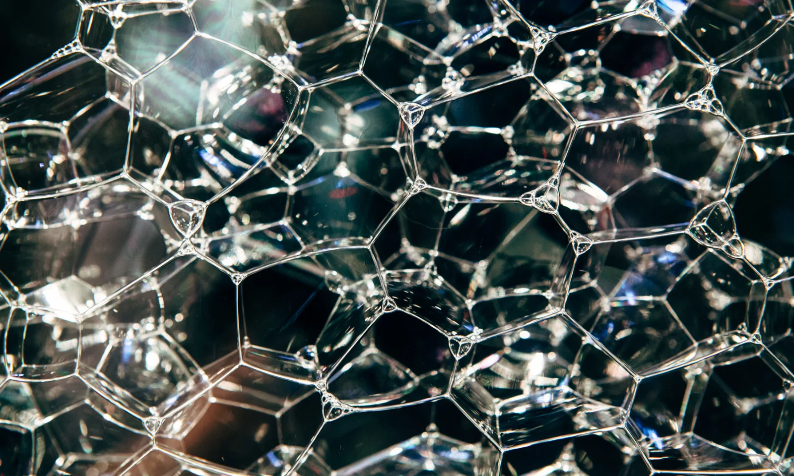 Explore as complexidades dos testes de desempenho na tecnologia de livro-razão distribuído com uma imagem simbolizando a natureza interconectada das redes de blockchain. Este close-up de bolhas transparentes representa a complexidade e as interdependências dentro dos sistemas DLT. Visite a GFT para obter insights de especialistas sobre como otimizar o desempenho do blockchain.