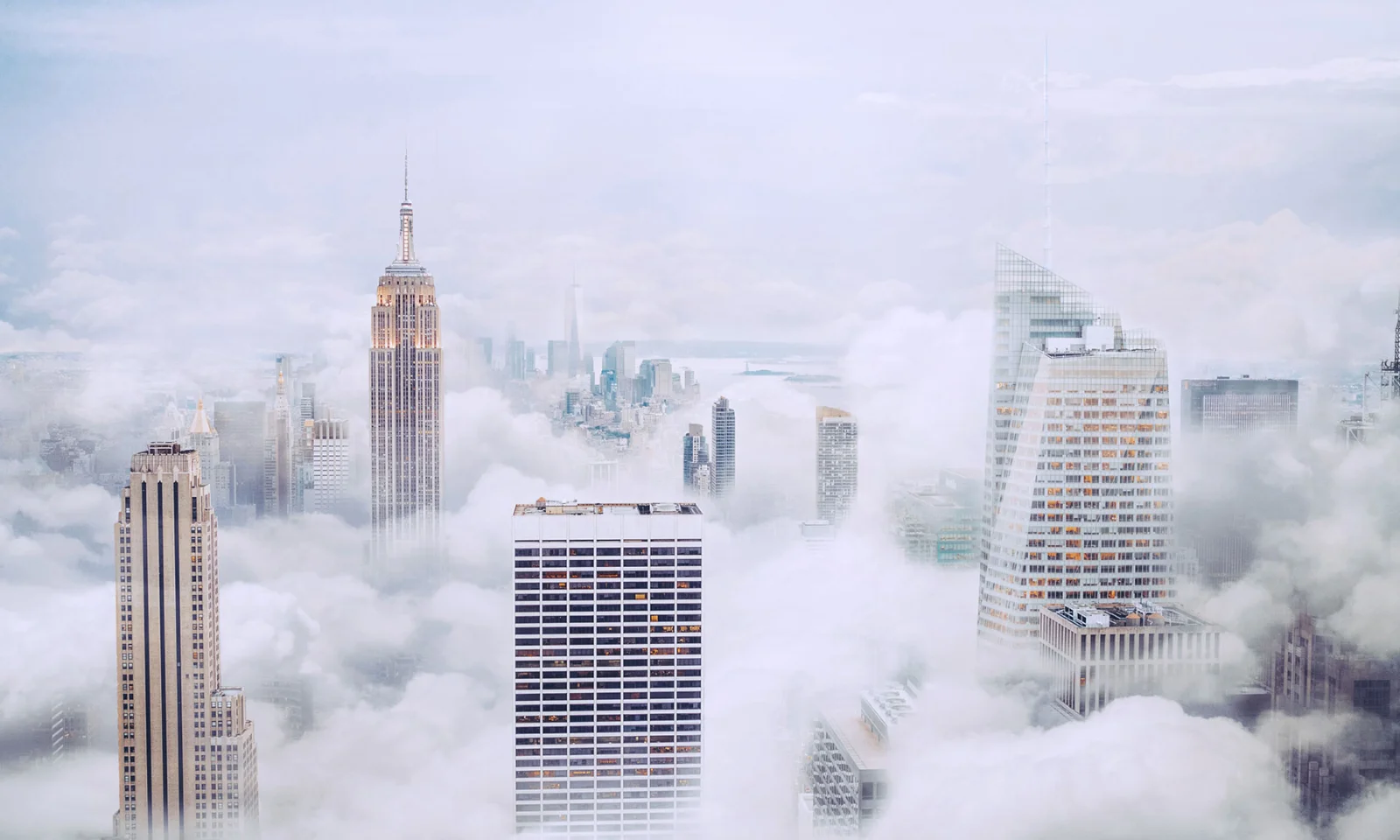 Skyline der Wolkenkratzer über den Wolken