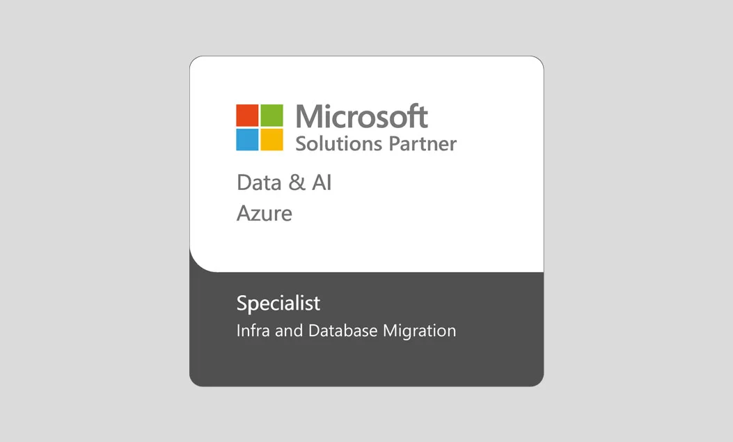 Dieses Bild ist ein Zertifizierungsabzeichen für die Microsoft Solutions Partner-Spezialisierung in Daten und KI mit Schwerpunkt auf Azure. Das Abzeichen ist rechteckig mit abgerundeten Ecken und in zwei Abschnitte unterteilt. Der obere Abschnitt zeigt das Microsoft-Logo und den Text „Microsoft Solutions Partner Data &amp; AI Azure“ auf weißem Hintergrund. Der untere Abschnitt mit dunkelgrauem Hintergrund lautet „Specialist Infra and Database Migration“.