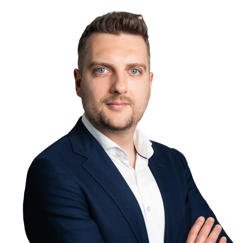 Portrait of Florian Becker in a dark suit with a white shirt.